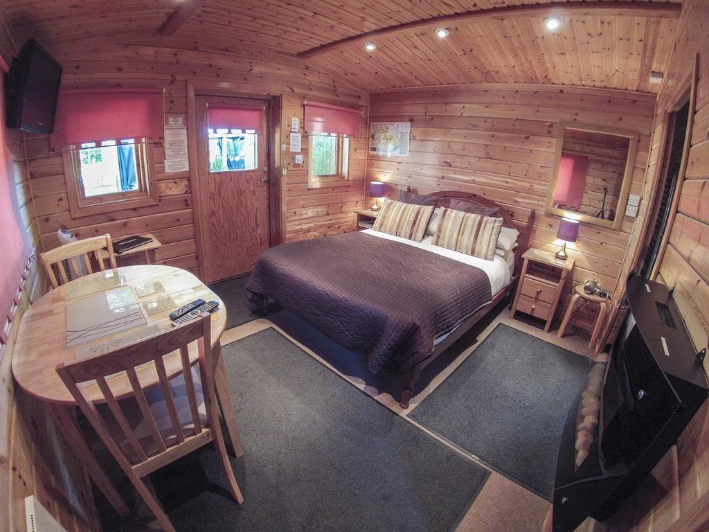 Cypress Log Cabins Accommodation Godshill  Room photo